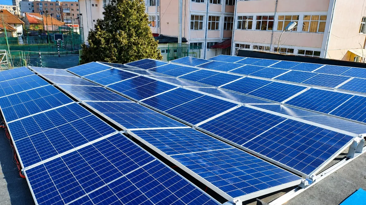 alt="Instalarea unei centrale fotovoltaice pentru Liceul Energetic Târgu-Jiu"